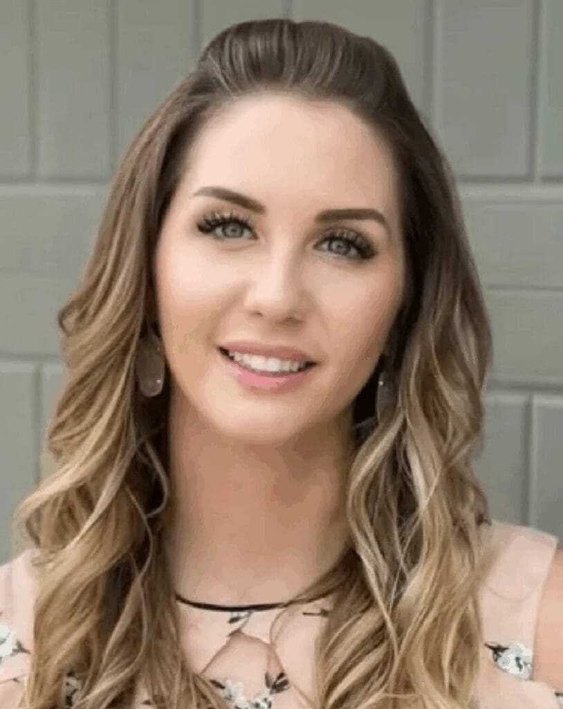 Smiling woman with wavy blonde hair